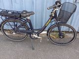 un vélo garé à côté d'un immeuble