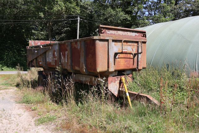 Benne LEGRAND 12 tonnes ancienne, double essieux, basculante hydr...