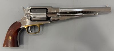 gros plan d'un revolver sur une surface blanche