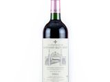 la bouteille de vin est posée sur une surface blanche