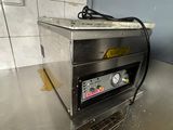 une machine posée sur le comptoir d'une cuisine