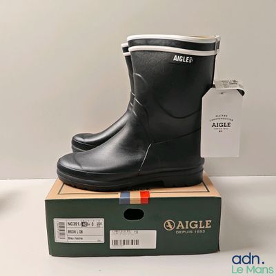 une paire de bottes de pluie posée sur une boîte