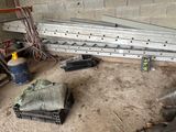 un tas de matériaux de construction posé par terre dans un garage