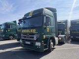 de nombreux camions garés sur un parking