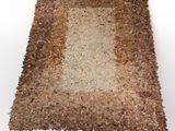 tapis en laine marron et blanche sur fond blanc