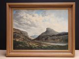 une peinture à l'huile représentant une scène de montagne avec un lac au premier plan