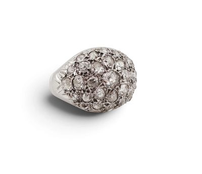 une image d'une bague en diamant sur fond blanc