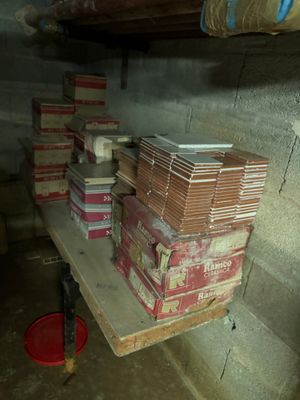 des piles de livres posées sur une étagère dans une pièce