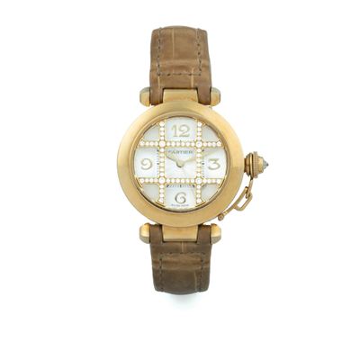 une photo d'une montre-bracelet pour femme dont le cadran est orné de diamants