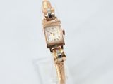 une photo d'une montre-bracelet pour femme posée sur un socle transparent