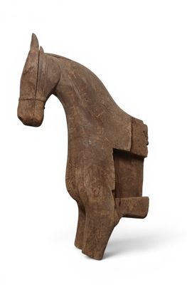 un vieux cheval de bois avec un long cou et de longues pattes