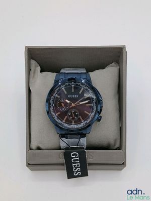 gros plan d'une montre dans une boîte sur une surface blanche