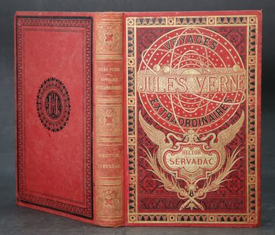 un livre rouge orné de lettres dorées, posé sur une table