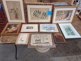 de nombreuses photos, encadrées ou non, posées sur une table