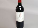 une bouteille de vin posée sur une table