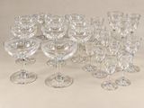 un grand nombre de verres à vin posés sur une table