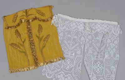 Lot de deux conopées. Le premier, en drap d'or, brodé au fil…