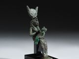 une image représentant une statue d'un homme tenant un serpent