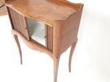une petite table en bois sur laquelle est posé un miroir