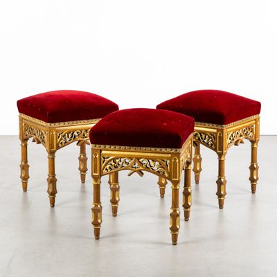 paire de tabourets en velours doré et rouge, avec des pieds en bois