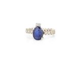 bague en saphir bleu et diamant sur fond blanc