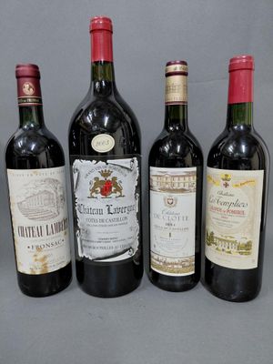 quatre bouteilles de vin sont alignées sur une surface grise