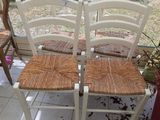 quatre chaises posées sur un sol carrelé