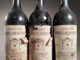 trois bouteilles de vin rouge posées côte à côte sur une table