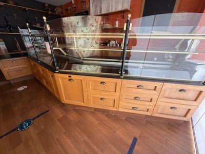 une vitrine en verre au milieu d'un parquet