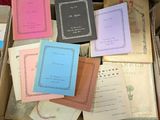 des cartons remplis de livres et de papiers sont empilés les uns sur les autres