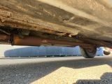 un gros plan sur le pot d'échappement d'une voiture et le tuyau d'échappement