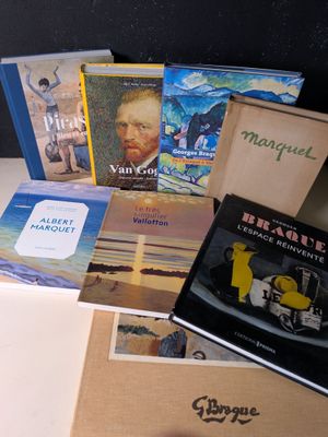 de nombreux livres posés sur une table