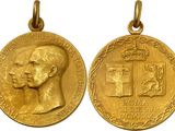 deux médailles d'or sur lesquelles figurent une tête d'homme et une croix