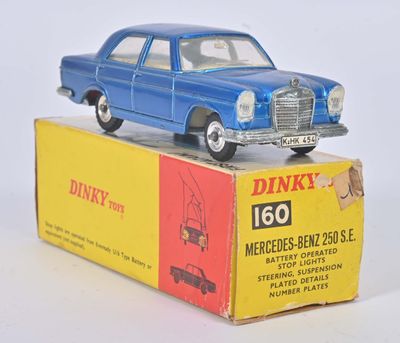 une petite voiture bleue posée sur une boîte
