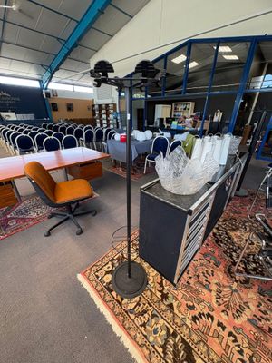 une pièce contenant beaucoup de chaises et de tables