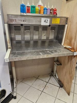 une image d'une cuisine avec un évier et un réfrigérateur