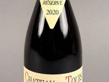 une bouteille de vin posée sur une table