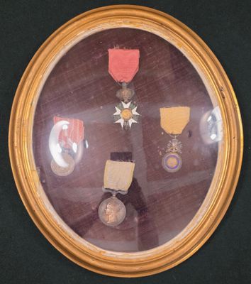 une photo d'une médaille dans un cadre doré
