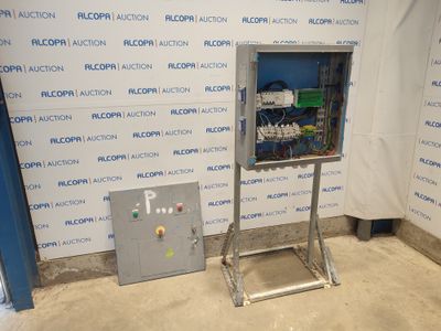 une image représentant une machine dans une pièce, avec un mur derrière elle