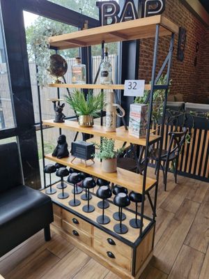 une étagère sur laquelle sont disposées de nombreuses bouteilles et plantes