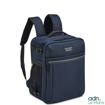 Le sac à dos est bleu et comporte une fermeture éclair sur le devant.