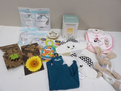 une table sur laquelle sont posés de nombreux articles pour bébé