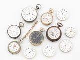plusieurs types de montres de poche sur une surface blanche