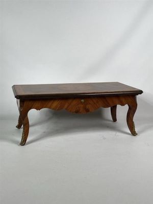 une table basse ancienne avec un plateau et des pieds en bois