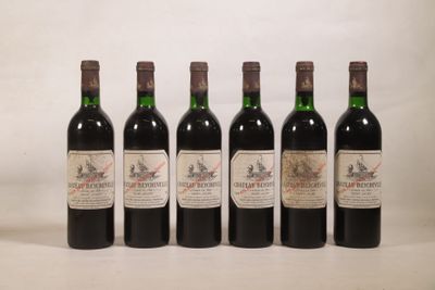 six bouteilles de vin sont alignées sur une surface blanche