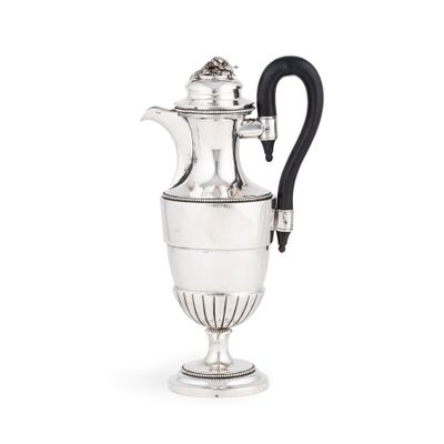 une cafetière ancienne en argent avec une poignée noire sur fond blanc