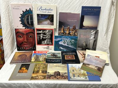 plusieurs livres sur une table avec une nappe blanche