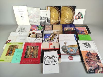 un grand nombre de livres posés sur une table