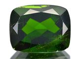 un gros plan d'une tourmaline verte sur une surface blanche
