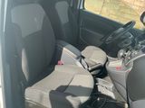 une voiture avec deux sièges à l'arrière